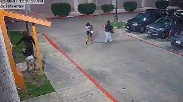 طفلة بعمر 6 سنوات تنجو من خاطفها باستخدام أسنانها(فيديو)